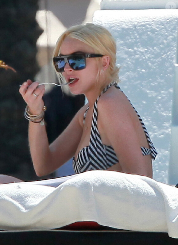 Lindsay Lohan prend du bon temps au bord d'une piscine. Miami, 22 mai 2011