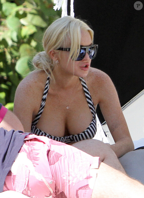 Lindsay Lohan se détend au bord d'une piscine. Miami, 22 mai 2011