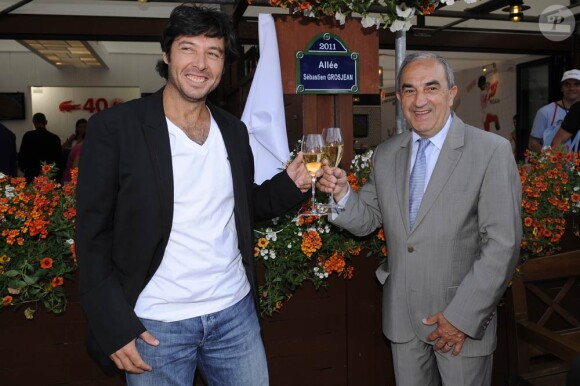 A 33 ans, Sébastien Grosjean entame sa seconde carrière, avec beaucoup d'envie et de fraîcheur. Le 22 mai 2011, en ouverture de Roland-Garros, il inaugurait au côté de Jean Gachassin l'allée à son nom, dans le Village.