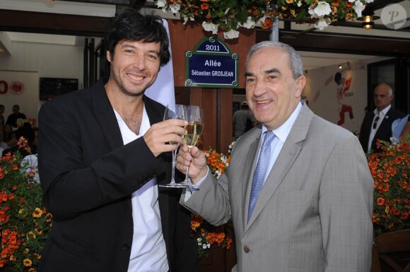 A 33 ans, Sébastien Grosjean entame sa seconde carrière, avec beaucoup d'envie et de fraîcheur. Le 22 mai 2011, en ouverture de Roland-Garros, il inaugurait au côté de Jean Gachassin l'allée à son nom, dans le Village.