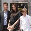 Victoria Beckham, enceinte, lors de l'hommage sur le Walk of Fame à Hollywood de Simon Fuller le 23 mai 2011, avec son fils aîné Brooklyn