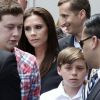 Victoria Beckham lors de l'hommage sur le Walk of Fame à Hollywood de Simon Fuller le 23 mai 2011, avec son fils aîné Brooklyn