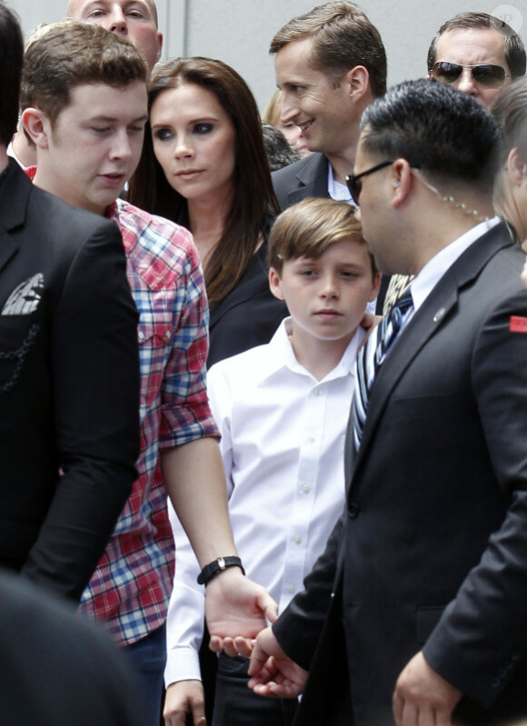Victoria Beckham lors de l'hommage sur le Walk of Fame à Hollywood de Simon Fuller le 23 mai 2011, avec son fils aîné Brooklyn