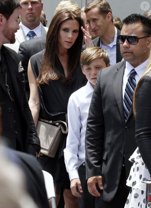 Victoria Beckham, discrète, lors de l'hommage sur le Walk of Fame à Hollywood de Simon Fuller le 23 mai 2011, avec son fils aîné Brooklyn