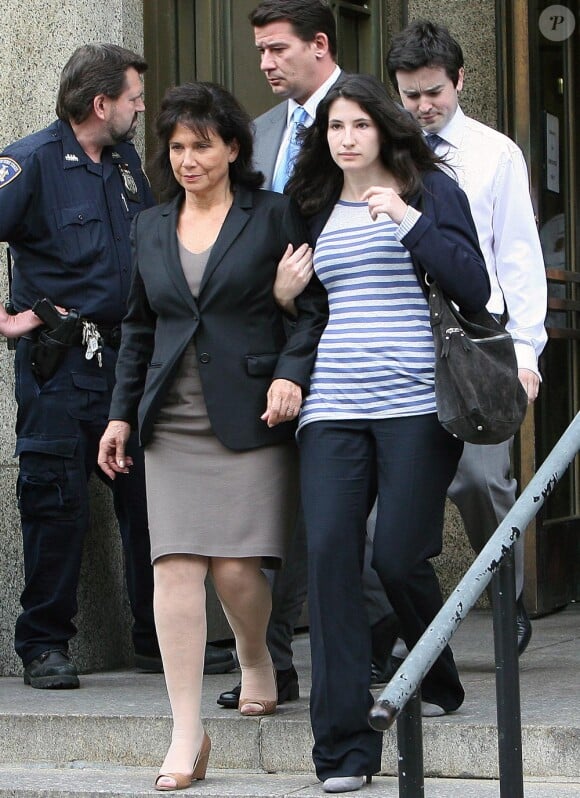 Anne Sinclair et la fille de DSK Camille sortent du tribunal de Manhattan soulagées le 19 mai 2011