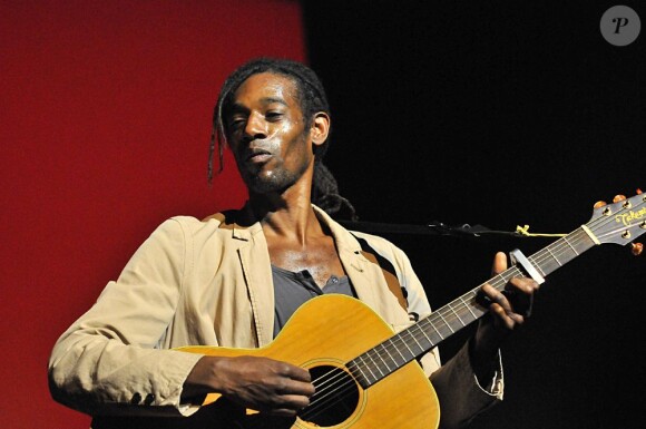 Julien Voulzy et sa guitare, fils du très grand Laurent Voulzy, lors de la soirée de charité "Haiti Debout"qui a eu lieu au Palais des Congrès à Paris le samedi 21 mai 2011.