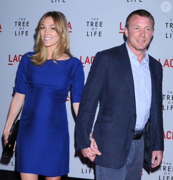 Guy Ritchie au bras de sa compagne enceinte Jacqui Ainsley à l'occasion de l'avant-première hollywoodienne de The Tree of Life, dans l'enceinte du Bing Theatre de Los Angeles, le 24 mai 2011.