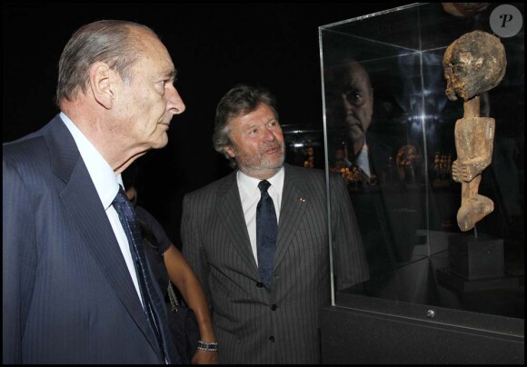 Alain Dominique Perrin, Président de la  Fondation Cartier pour l'art contemporain, et Jacques Chirac visite l'exposition Vaudou le 23 mai 2011.