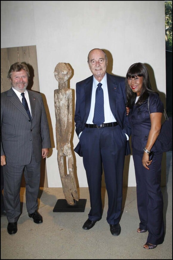 Alain-Dominique Perrin, Jacques Chirac et Anne Douaoui visitent l'exposition Vaudou à la fondation cartier, le 23 mai 2011.