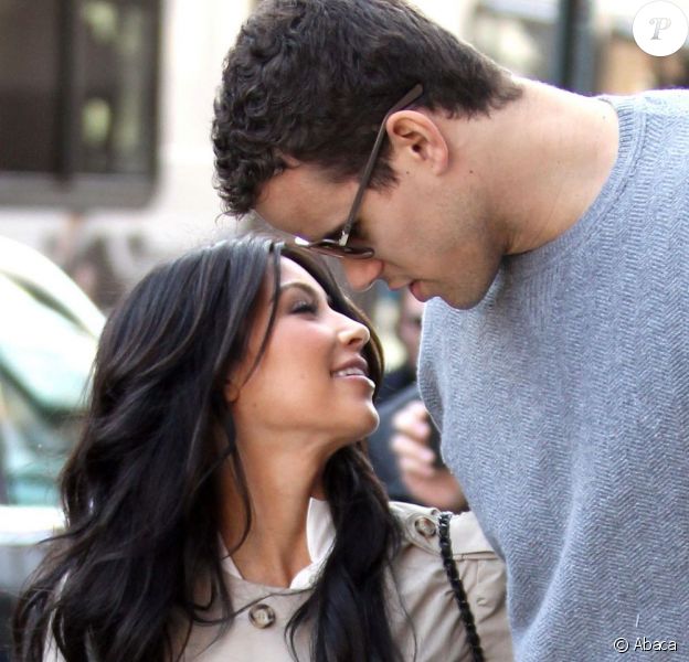 Kim Kardashian et son basketteur Kris Humphries sont fiancés ! Le jeune homme a fait sa demande le 18 mai 2011. Félicitations !