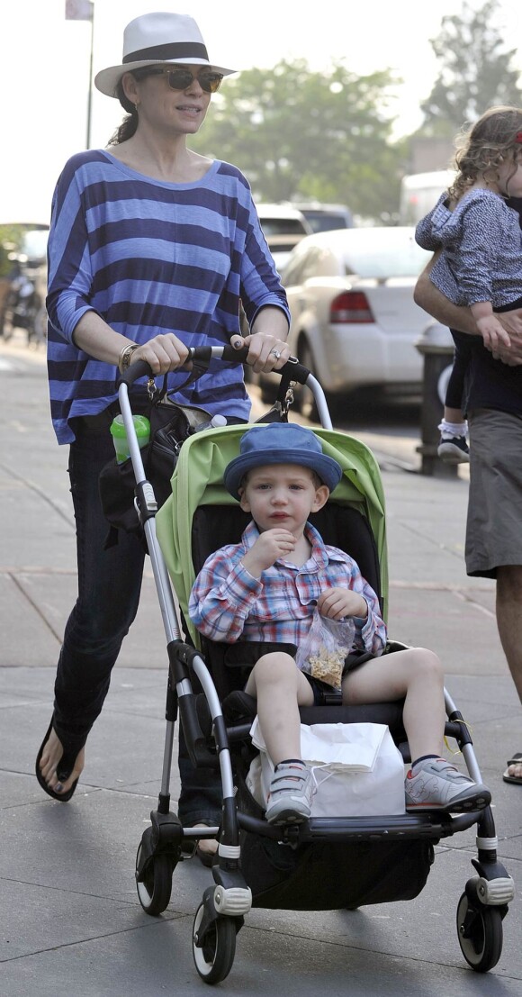 Julianna Margulies et son fils Kerian à New York, le 26 mai 2011.
