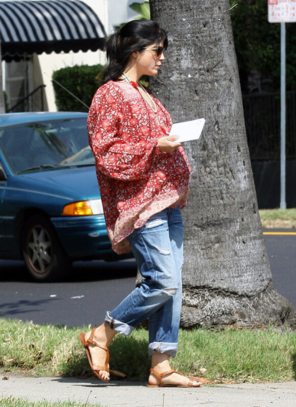 L'actrice Selma Blair, très enceinte, poste son courrier à Los Angeles, le 25 mai 2011.