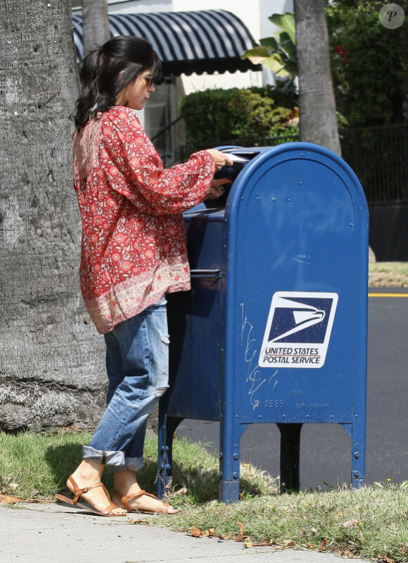 L'actrice Selma Blair poste son courrier à Los Angeles, le 25 mai 2011.