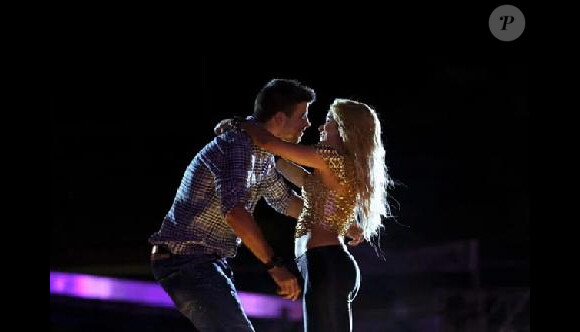 Shakira enlace son amoureux Gerard Piqué, le 29 mai 2011 à Barcelone