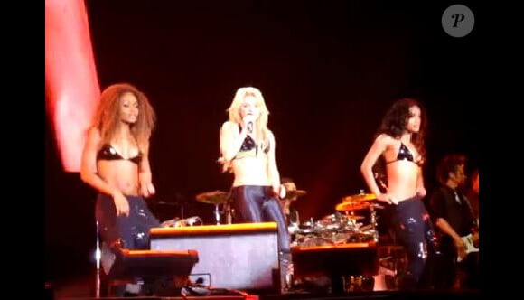 Shakira et ses danseuses à mis le feux à Barcelone pour son concert le 29 mai 2011