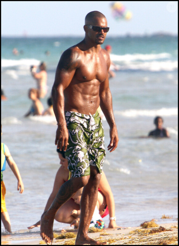 Shemar Moore était photographié se rendant sur une plage de Floride en compagnie de sa petite amie, samedi 21 mai.