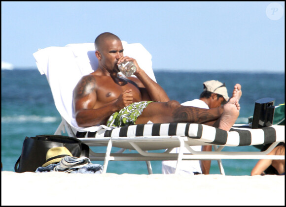 Shemar Moore était photographié se rendant sur une plage de Floride en compagnie de sa petite amie, samedi 21 mai.