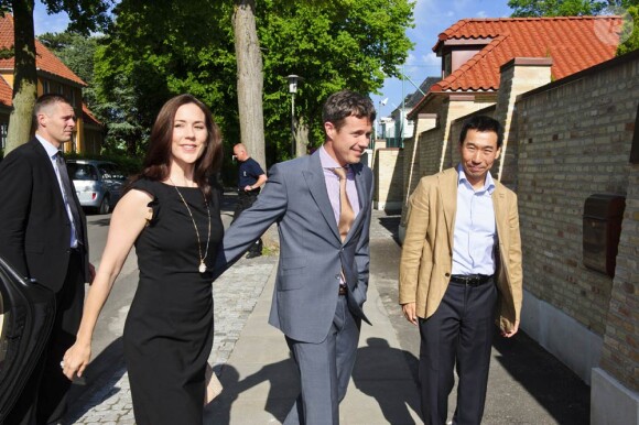 Le prince Frederik et la princesse Mary de Danemark étaient reçus à dîner à Hellerup par l'ambassadeur James Choi, le 30 mai 2011, qui leur a remis des cadeaux pour leurs jumeaux Vincent et Josephine.