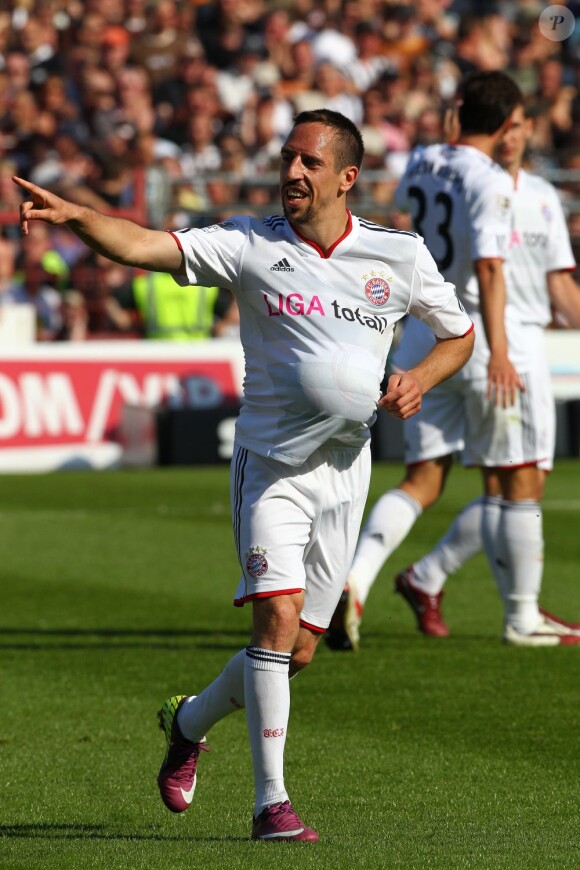 Franck Ribéry célèbre sa femme enceinte grâce à son but le 7 mai 2011 à Hambourg