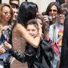 Ce jeune garçon fait de nombreux envieux ! Nicole Scherzinger salue comme il se doit ses fans devant son hôtel à Paris, le 31 mai 2011