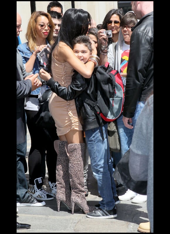 Ce jeune garçon fait de nombreux envieux ! Nicole Scherzinger salue comme il se doit ses fans devant son hôtel à Paris, le 31 mai 2011