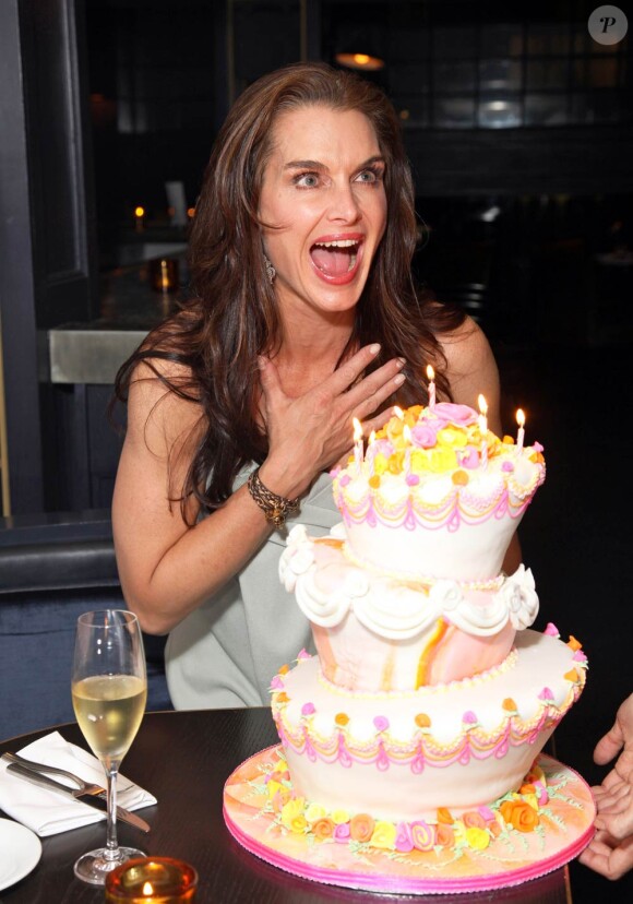 Brooke Shields souffle ses 46 bougies dans un restaurant de New York, le 31 mai 2011.