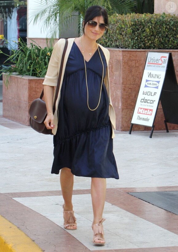Selma Blair dans les rues de Los Angeles, attend son accouchement avec impatience ! Le 1er juin 2011