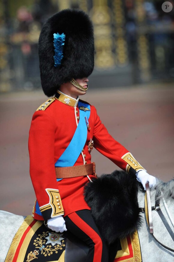 Le prince William mène les troupes de la reine durant le Colonel's Review, à Londres, le 4 juin 2011.