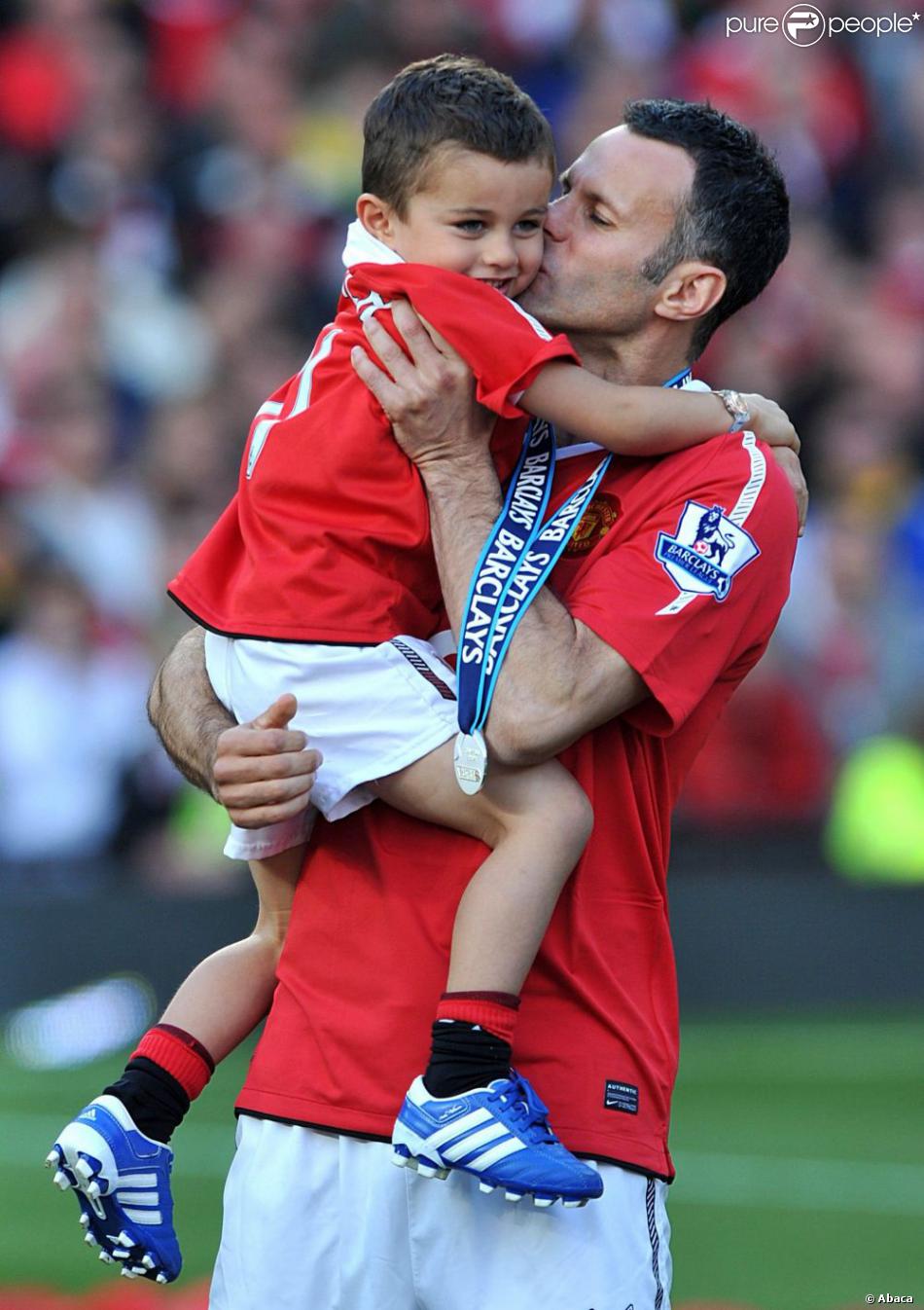 Ryan Giggs et son fils Zachary, à Manchester, en mai 2011.
