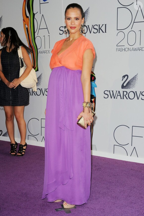 Jessica Alba a assisté en solo au Council of Fashion Designers of America le 6 juin 2011 dans une belle robe Diane von Furstenberg