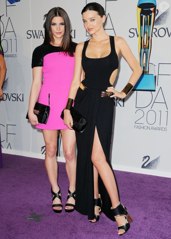 Ashley Greene et Miranda Kerr lors des Council of Fashion Designers of America le 6 juin 2011 à New York
