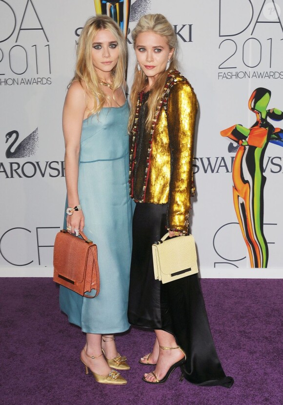 Ashley et Mary-Kate Olsen lors des Council of Fashion Designers of America le 6 juin 2011 à New York