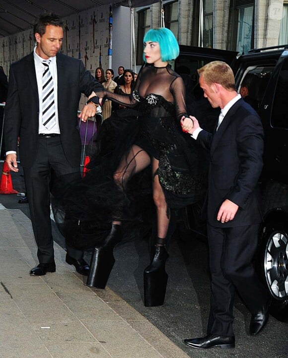Lady Gaga au Council of Fashion Designers of America, à New York, le 6 juin 2011. Avec de telles chaussures, signées du japonais Noritaka Tatehana, pas question de prendre le moindre risque... on se fait aider pour sortir de la voiture.