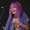 Lily Allen en total look violet et au décolleté profond. La chanteuse s'éclate sur scène et n'a pas peur du ridicule !