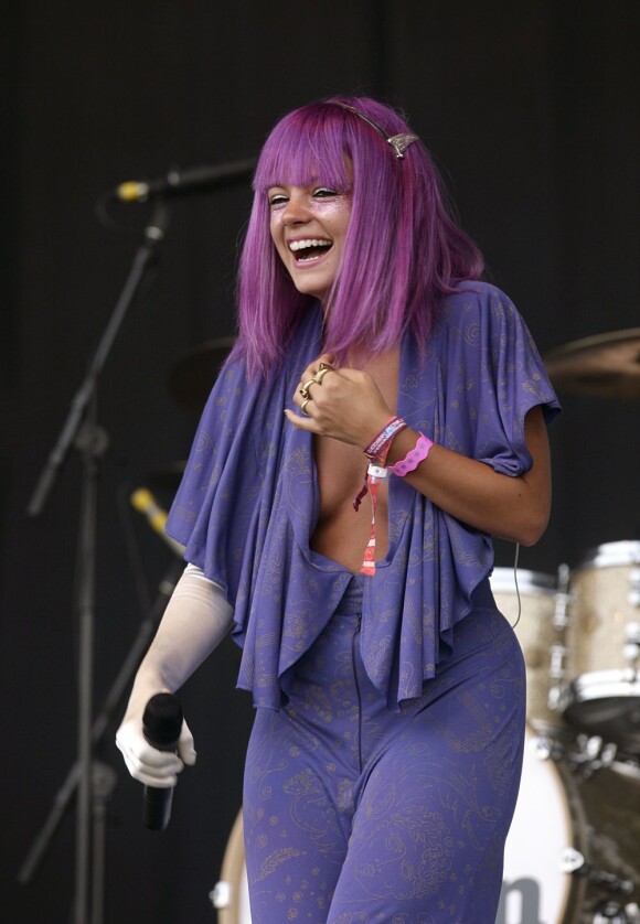 Lily Allen en total look violet et au décolleté profond. La chanteuse s'éclate sur scène et n'a pas peur du ridicule !