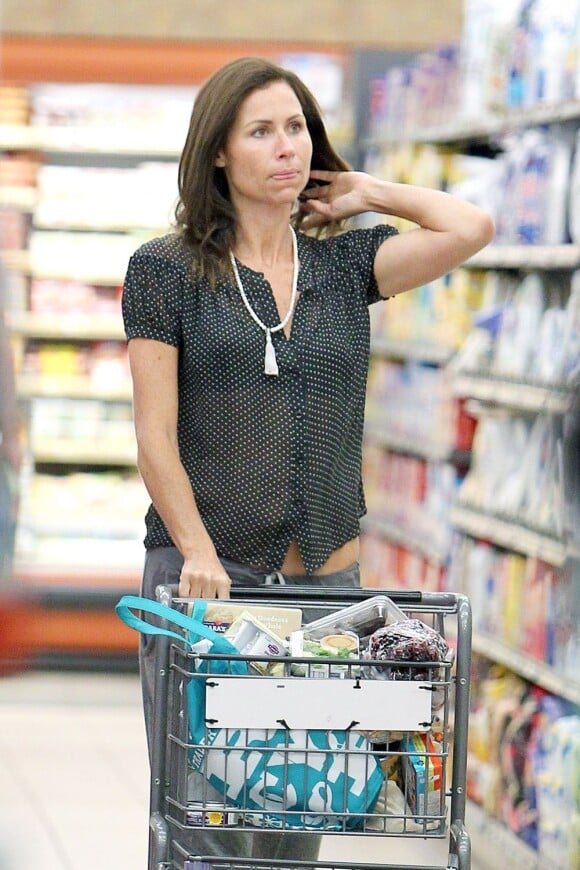 Minnie Driver fait elle aussi ses courses au supermarché ! La star au look suspicieux était cependant sans son fils chéri de deux ans et demi, Henry. Los Angeles, 7 juin 2011