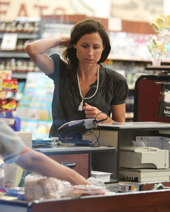 D'habitude collée à son fils Henry, Minnie Driver qui commet un fashion faux-pas fait ses courses seule dans un supermarché à Los Angeles, le 7 juin 2011