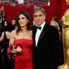 Elisabetta Canalis et George Clooney posent durant la cérémonie des Oscars en mars 2010