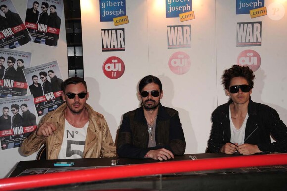 Jared Leto et son groupe 30 Seconds to Mars en pleine séance de dédicace à Paris, le 7 juin 2011.