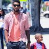 Usher se promène avec son fils Naviyd Ely, deux ans et demi, à Los Angeles, mercredi 1er juin 2011.