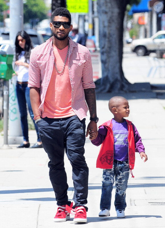 Usher se promène avec son fils Naviyd Ely, deux ans et demi, à Los Angeles, mercredi 1er juin 2011.
