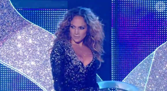 Jennifer Lopez chante son tube On The Floor
