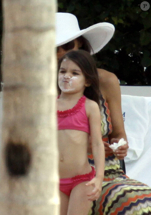 Suri Cruise n'aime pas qu'on lui mette de la crème solaire... A Miami, le 16 mai 2011
