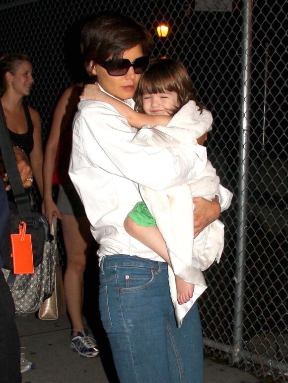 Suri Cruise dans les bras de sa maman, le 12 août 2008