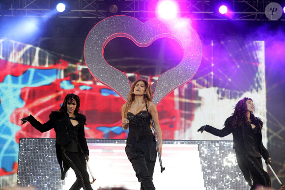 Jennifer Lopez en plein show pour le Summertime Ball de Capital FM à Londres le 12 juin 2011