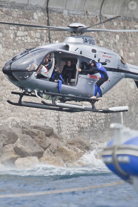 Pierre Frolla saute d'un hélicoptère lors de l'Opération Poséidon, le 27 mai 2011, à Monaco.