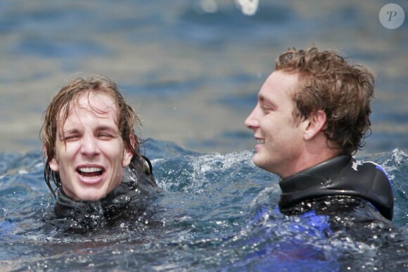 Pierre et Andrea Casiraghi batifolent dans l'eau lors de l'Opération Poséidon, le 27 mai 2011, à Monaco. Le prince Albert est de la partie !