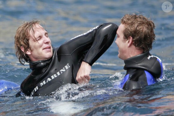 Pierre et Andrea Casiraghi, en grande forme, batifolent dans l'eau lors de l'Opération Poséidon, le 27 mai 2011, à Monaco.