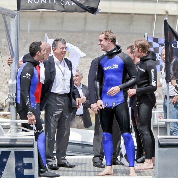 Pierre et Andrea Casiraghi avec Pierre Frolla, champion d'apnée, lors de l'Opération Poséidon, le 27 mai 2011, à Monaco.