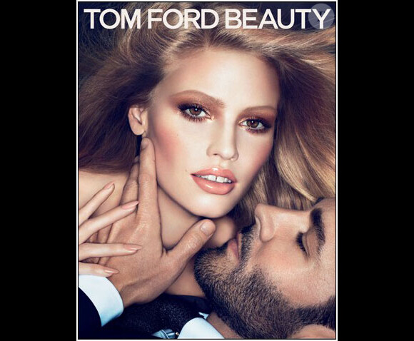 Lara Stone pose pour présenter la nouvelle ligne de maquillage de Tom Ford, avec Tom Ford !